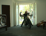 Mit dem Motorrad ins Hotelzimmer fahren