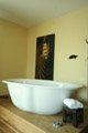 Freistehende Badewanne in der Out of Africa Suite im Landhotel Beverland